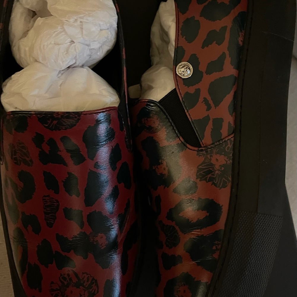 Size 37 in women’s red and black.